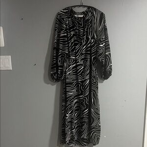 Woman’s Zara Black and White Abstract Long Sleeve Button Down Dress Large